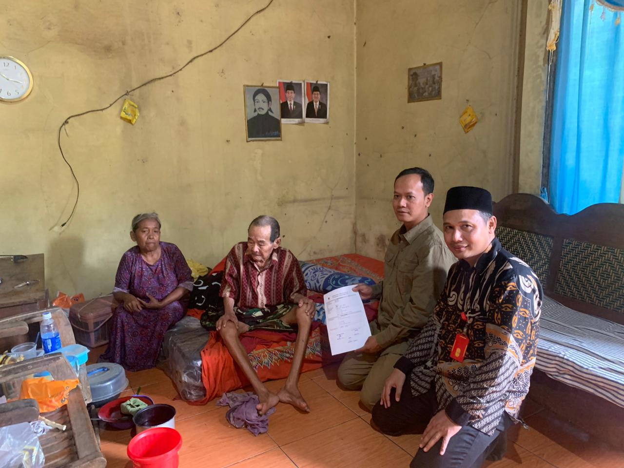 Anggota Bawaslu Jepara Ali Purnomo dan Ketua KPU Jepara Ris Andy Kusuma, beserta staf sekretariat KPU Jepara dan Bawaslu Jepara melaksanakan pengawasan terhadap proses Coklit Terbatas di Kecamatan Kembang.