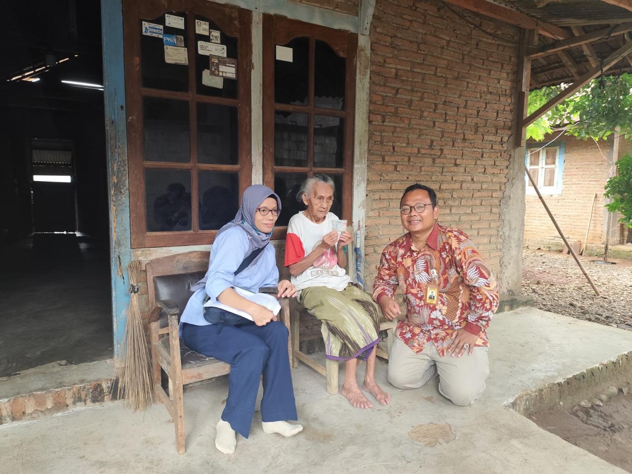 Anggota Bawaslu Jepara Khomaru Zaman dan Anggota KPU Jepara Siti Nur Wakhidatun, beserta staf sekretariat KPU Jepara dan Bawaslu Jepara melaksanakan pengawasan terhadap proses Coklit Terbatas di Kecamatan Mlonggo.
