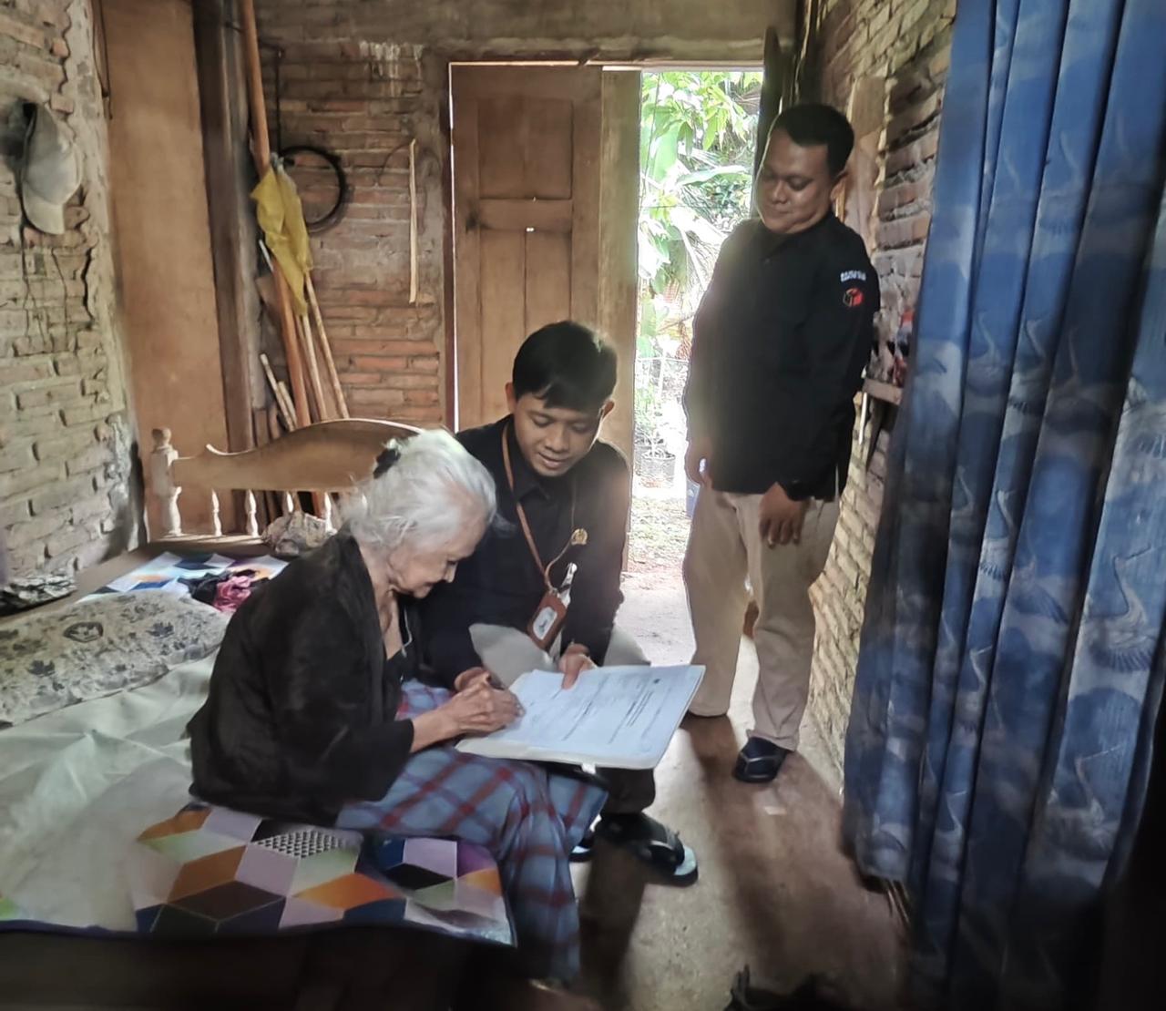 Anggota Bawaslu Jepara Shohibul Habib dan Anggota KPU Jepara Muhammadun, beserta staf sekretariat KPU Jepara dan Bawaslu Jepara melaksanakan pengawasan terhadap proses Coklit Terbatas di Kecamatan Pakis Aji.