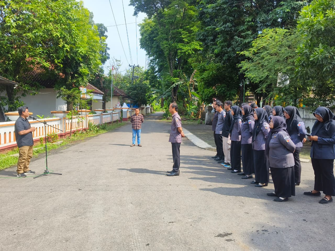 Ketua Bawaslu Jepara Sujiantoko sebagai pembina dalam apel pagi rutin bersama jajaran staf di halaman kantor Bawaslu Jepara