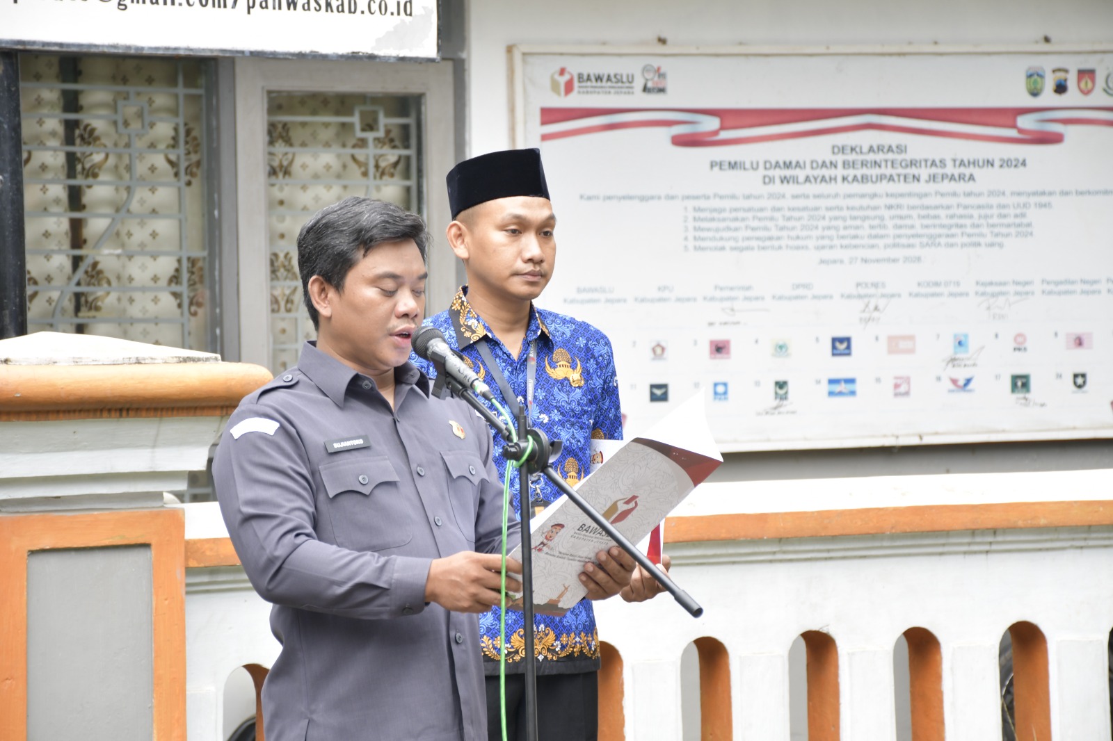 Sujiantoko Ketua Bawaslu Kabupaten Jepara menjadi Pembina dalam upacara peringatan Hari Sumpah Pemuda ke-97 di halaman Kantor Sekretariat Bawalu Kabupaten Jepara
