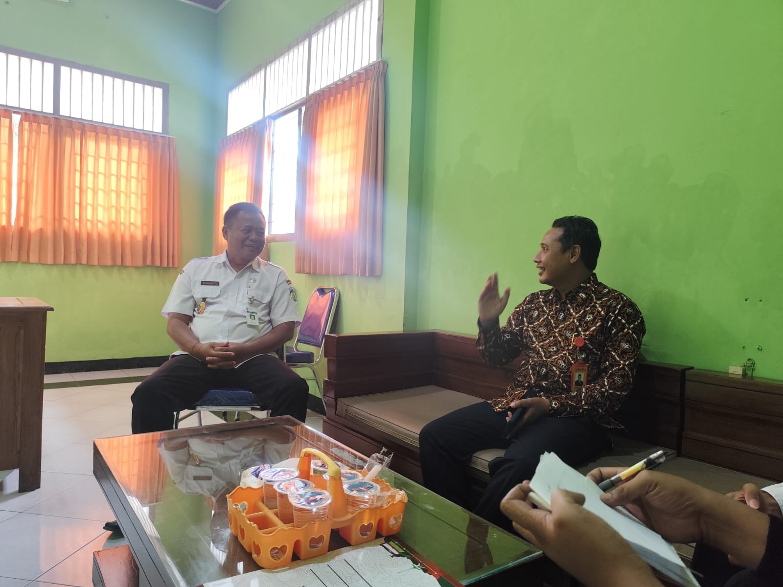 Ali Purnomo, Koordinator Divisi Pencegahan, Partisipasi Masyarakat, dan Humas Bawaslu Jepara, bersama jajaran sekretariatmelaksanakan kegiatan uji petik di Kantor Kelurahan Ujung Batu, Kecamatan Jepara.