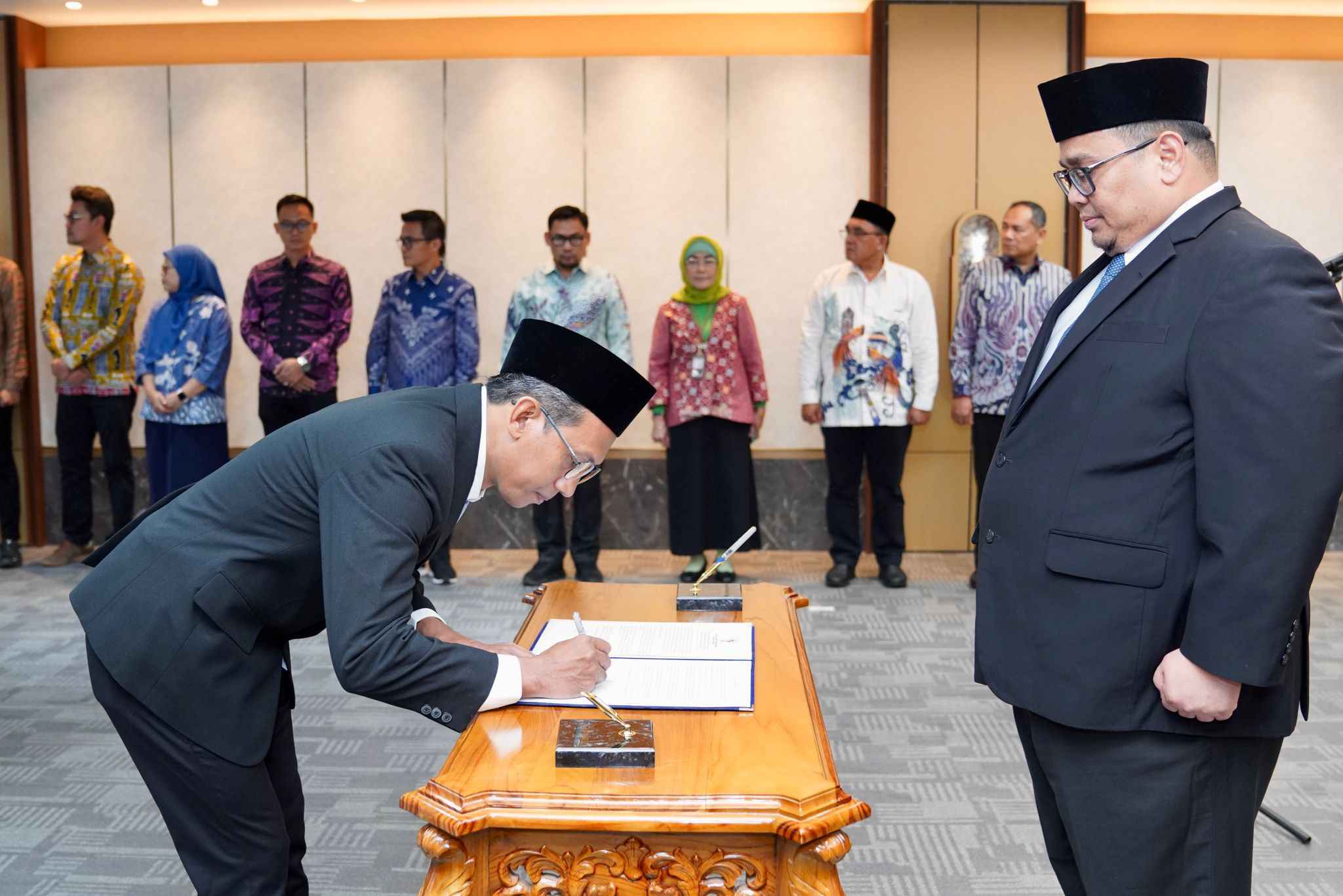 Ketua Bawaslu Rahmat Bagja menyaksikan penandatanganan berita acara pelantikan dalam Pelantikan PAW Anggota Bawaslu Provinsi dan Kabupaten Kota Sisa Masa Jabatan Periode 2023-2028 di Jakarta. Jumat (31/10/2025).