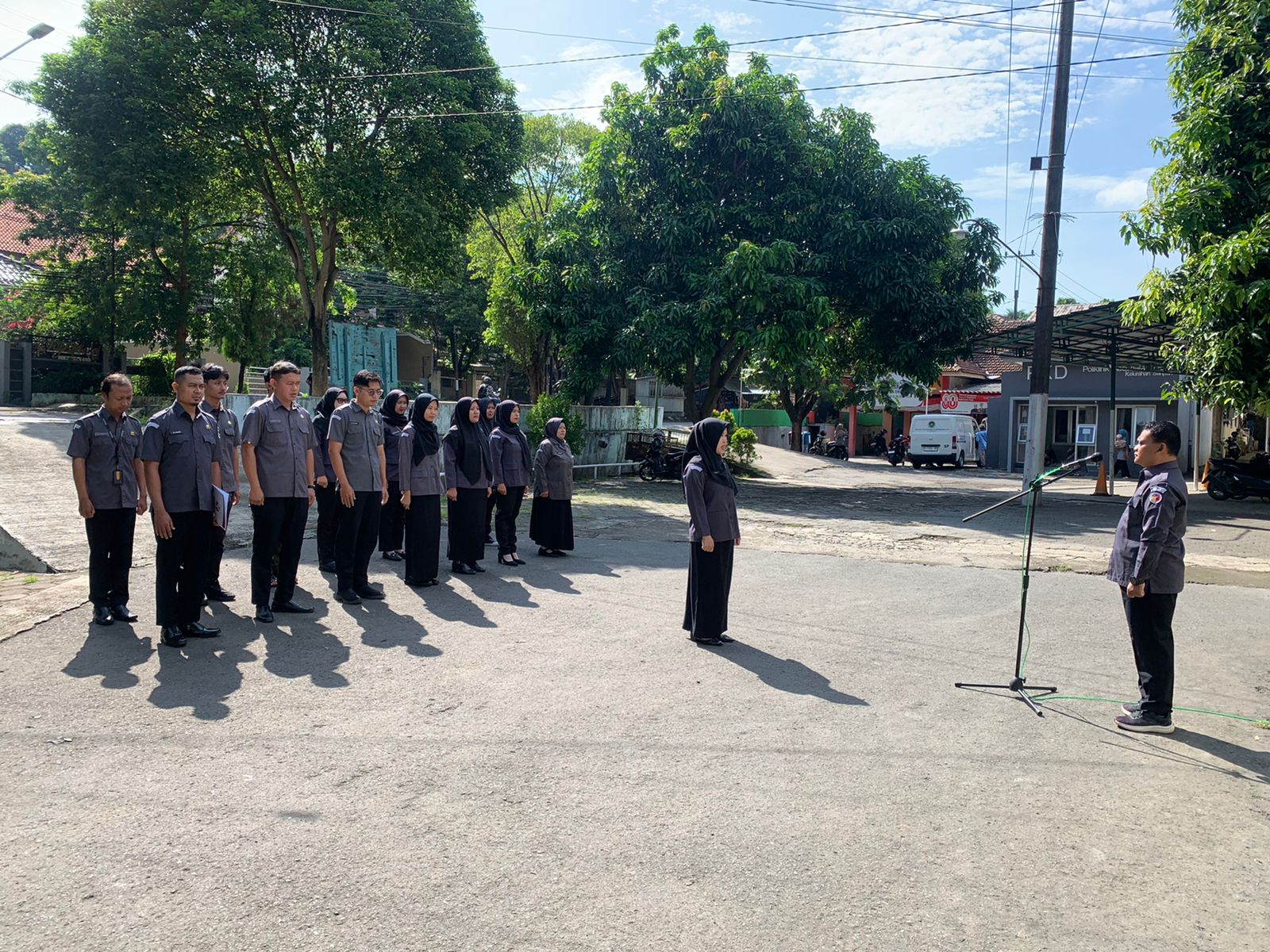 Anggota Bawaslu Jepara Shohibul Habib sebagai pembina dalam apel pagi rutin bersama jajaran staf di halaman kantor Bawaslu Jepara
