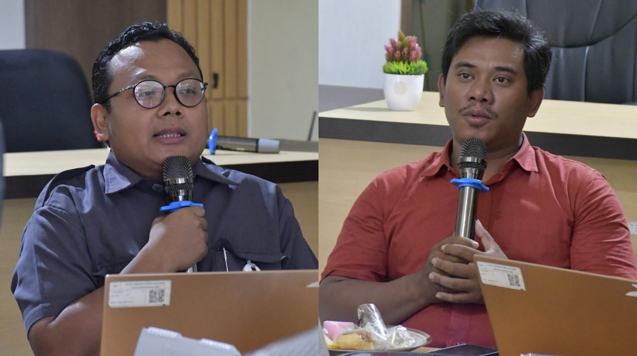 Sujiantoko Ketua Bawaslu Jepara dan Khomaru Zaman Kordiv Penanganan Pelanggaran dan Data Informasi dalam kegiatan rapat internal peningkatan kapasitas pegawai di bidang pengelolaan konten untuk optimalisasi informasi publik