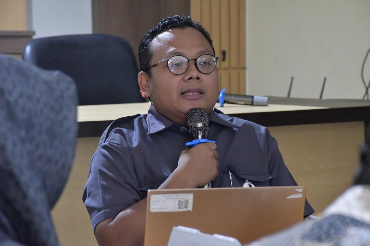 Khomaru Zaman Kordiv Penanganan Pelanggaran dan Data Informasi dalam kegiatan rapat internal peningkatan kapasitas pegawai di bidang pengelolaan konten untuk optimalisasi informasi publik