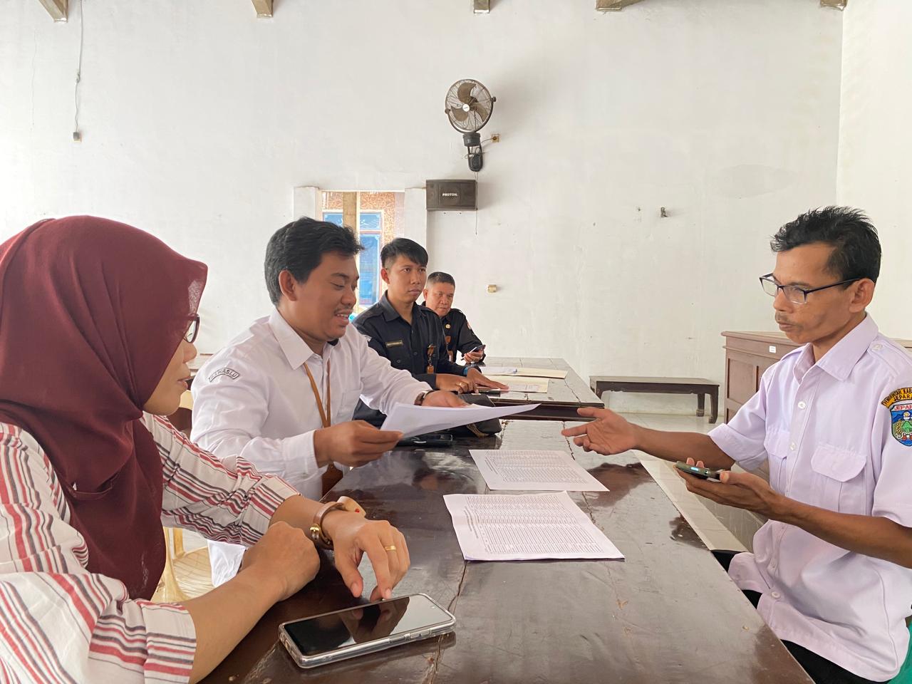 Ketua Bawaslu Jepara Sujiantoko dan anggota KPU Jepara Siti Nurwakhidatun, beserta staf sekretariat KPU Jepara dan Bawaslu Jepara melaksanakan pengawasan Coklit Terbatas di Kecamatan Welahan.