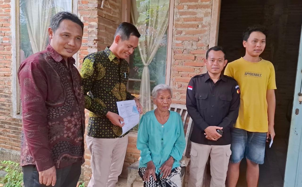 Anggota Bawaslu Jepara Ali Purnomo dan Khoirul Abidin serta anggota KPU Jepara Haris Budiawan, beserta staf sekretariat KPU Jepara dan Bawaslu Jepara melaksanakan pengawasan Coklit Terbatas di Kecamatan Pecangaan.