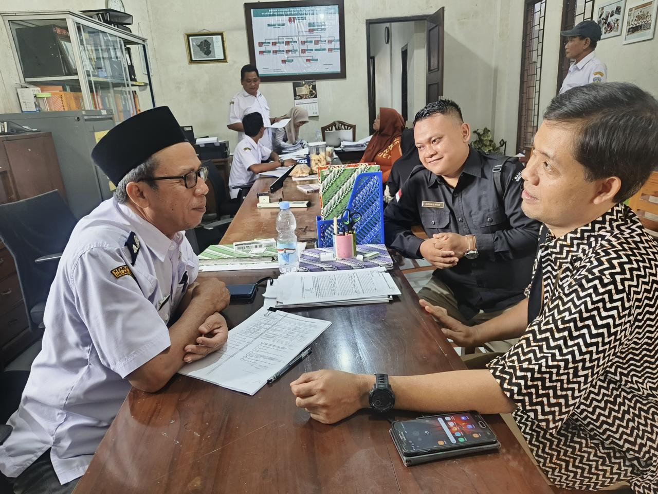 Anggota Bawaslu Jepara Shohibul Habib dan anggota KPU Jepara Muhammadun, beserta staf sekretariat KPU Jepara dan Bawaslu Jepara melaksanakan pengawasan Coklit Terbatas di Kecamatan Kalinyamatan.