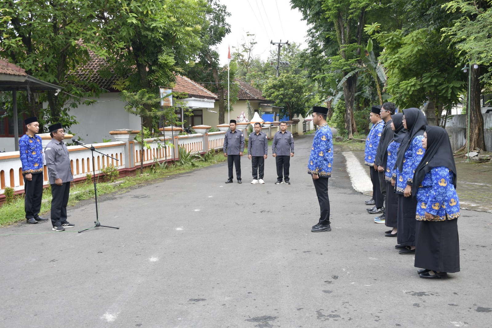 Sujiantoko Ketua Bawaslu Kabupaten Jepara menjadi Pembina dalam upacara peringatan Hari Pahlawan di halaman Kantor Sekretariat Bawalu Kabupaten Jepara