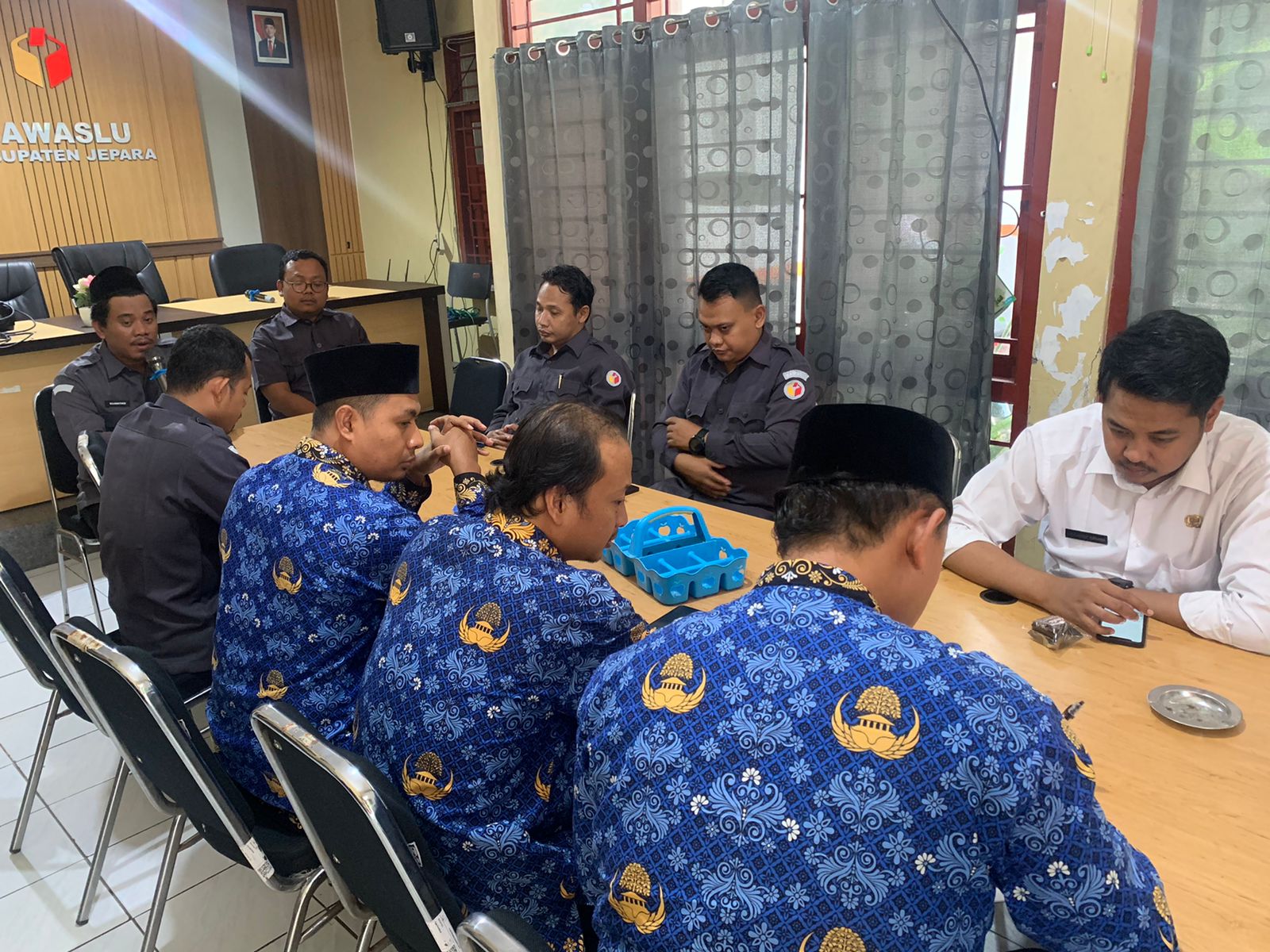 Pimpinan dan Staf sekretariat Bawaslu Kabupaten Jepara melaksanakan Rapat Koordinasi Internal
