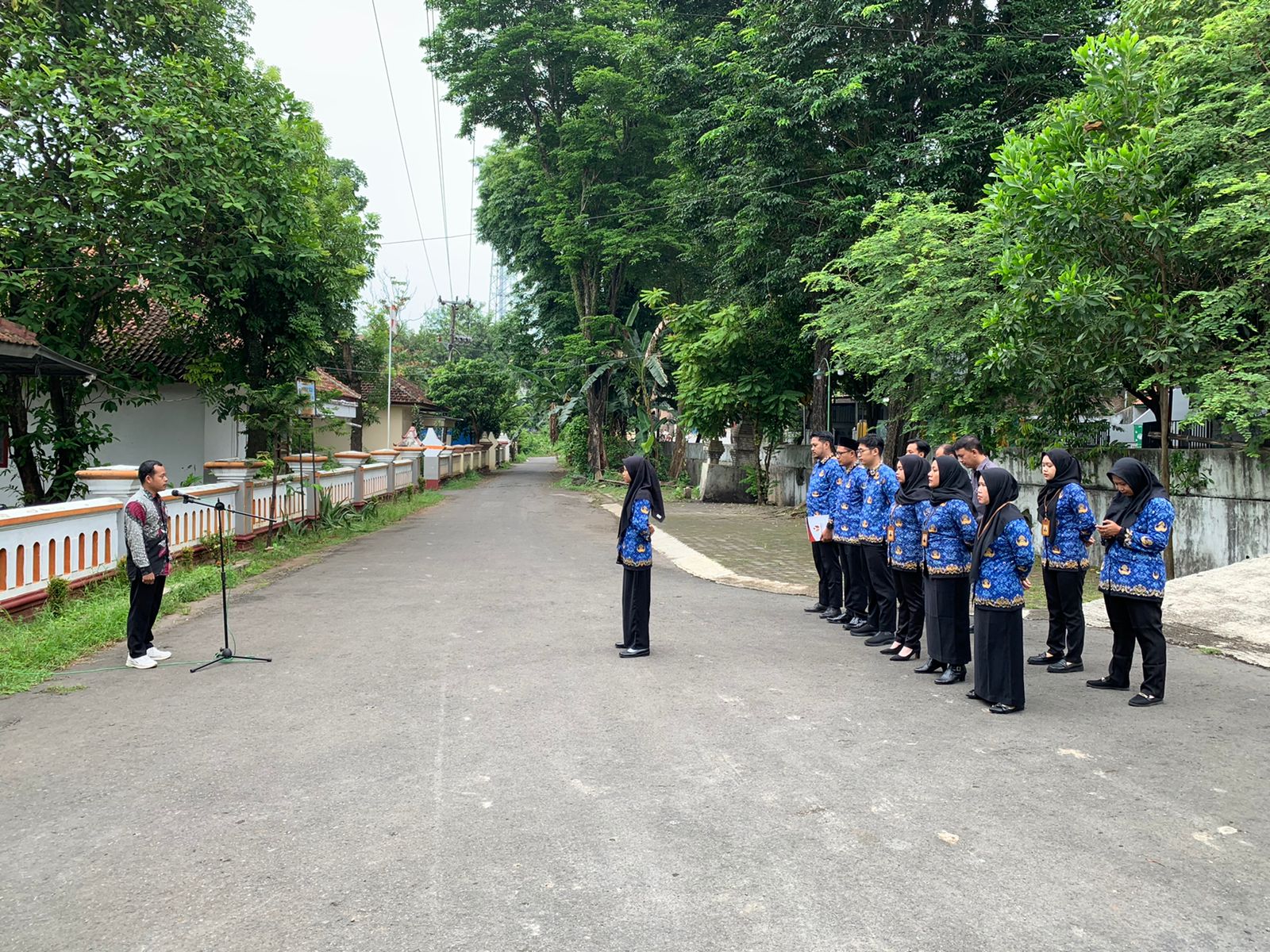 Anggota Bawaslu Jepara Khoirul Abidin sebagai pembina dalam apel pagi rutin bersama jajaran staf di halaman kantor Bawaslu Jepara