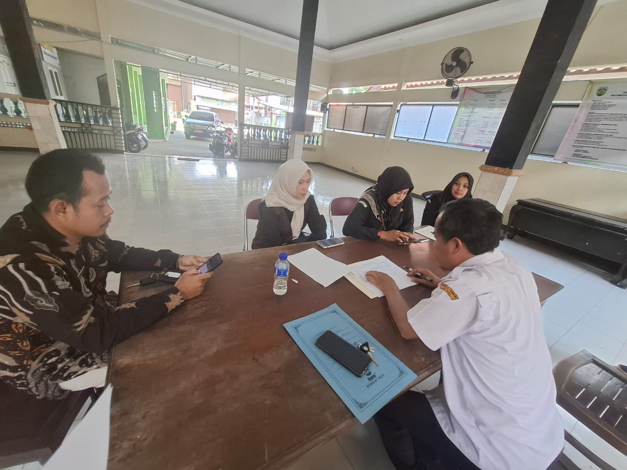 Anggota Bawaslu Jepara Khoirul Abidin serta anggota KPU Jepara Sri Suryani, beserta staf sekretariat KPU Jepara dan Bawaslu Jepara melaksanakan pengawasan Coklit Terbatas di Kecamatan Kalinyamatan.