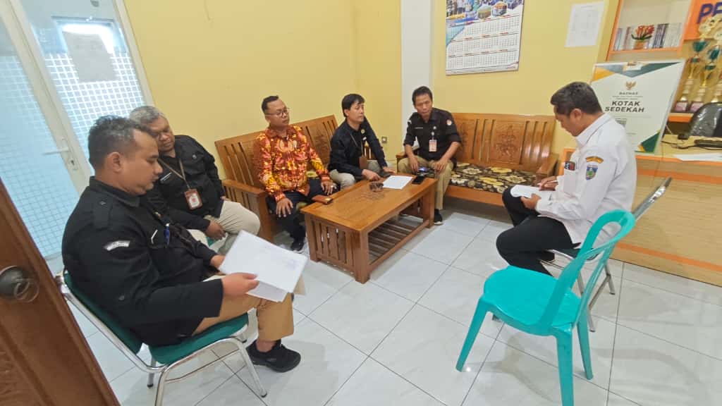 Anggota Bawaslu Jepara Khomaru Zaman serta anggota KPU Jepara Muhammadun, beserta staf sekretariat KPU Jepara dan Bawaslu Jepara melaksanakan pengawasan Coklit Terbatas di Kecamatan Mayong.