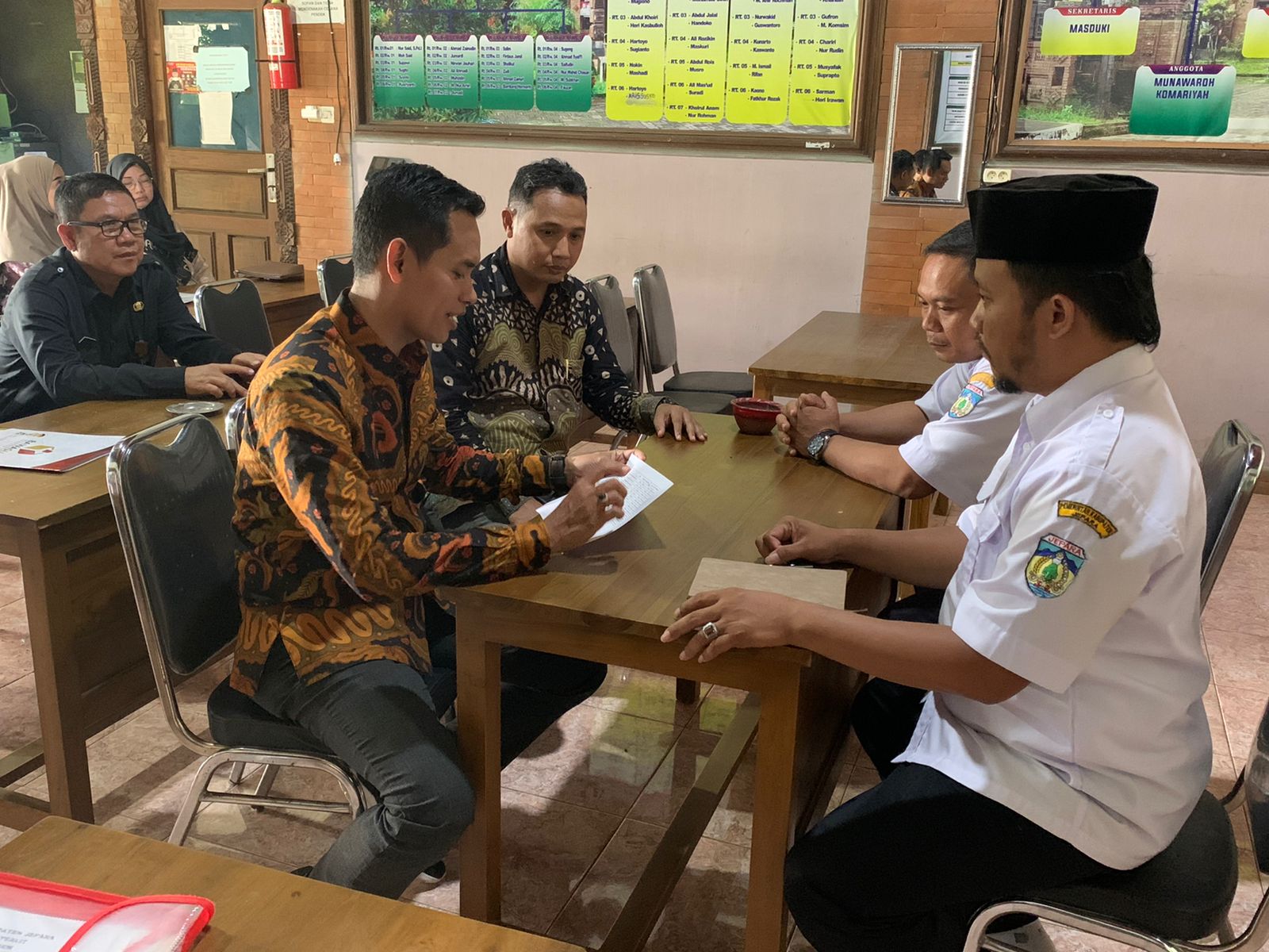 Anggota Bawaslu Jepara Ali Purnomo serta anggota KPU Jepara Haris Budiawan, beserta staf sekretariat KPU Jepara dan Bawaslu Jepara melaksanakan pengawasan Coklit Terbatas di Kecamatan Mayong.
