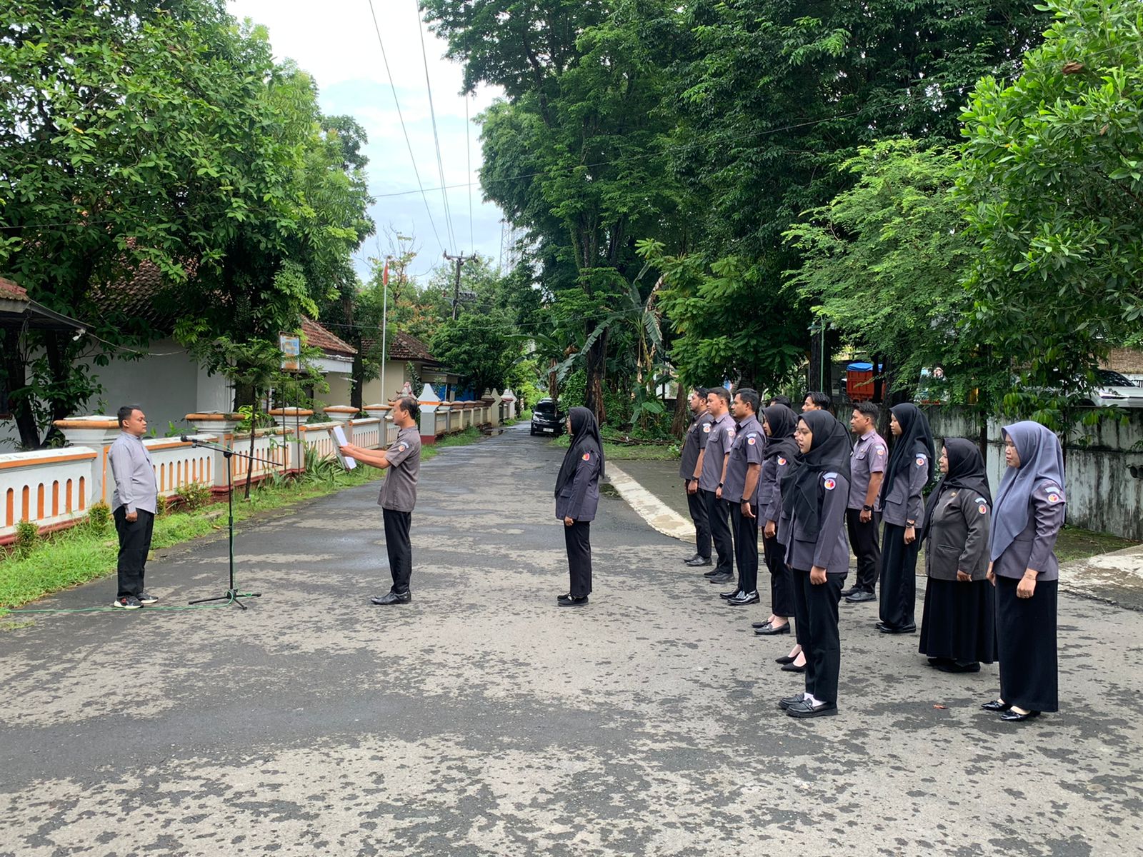 Anggota Bawaslu Jepara Shohibul Habib sebagai pembina dalam apel pagi rutin bersama jajaran staf di halaman kantor Bawaslu Jepara