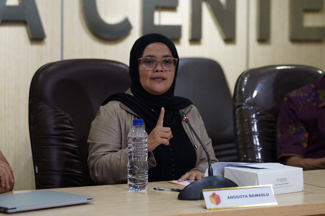 Anggota Bawaslu Lolly Suhenty isa melakukan pengawasan manual saat situasi sudah sangat digital,” ucap Lolly saat memaparkan materi dalam Diskusi Media Kepemiluan bertajuk Antisipasi Perkembangan AI dan Model Pengawasan Digital di Pemilu di Media Center Bawaslu, Jumat, (14/11/2025).