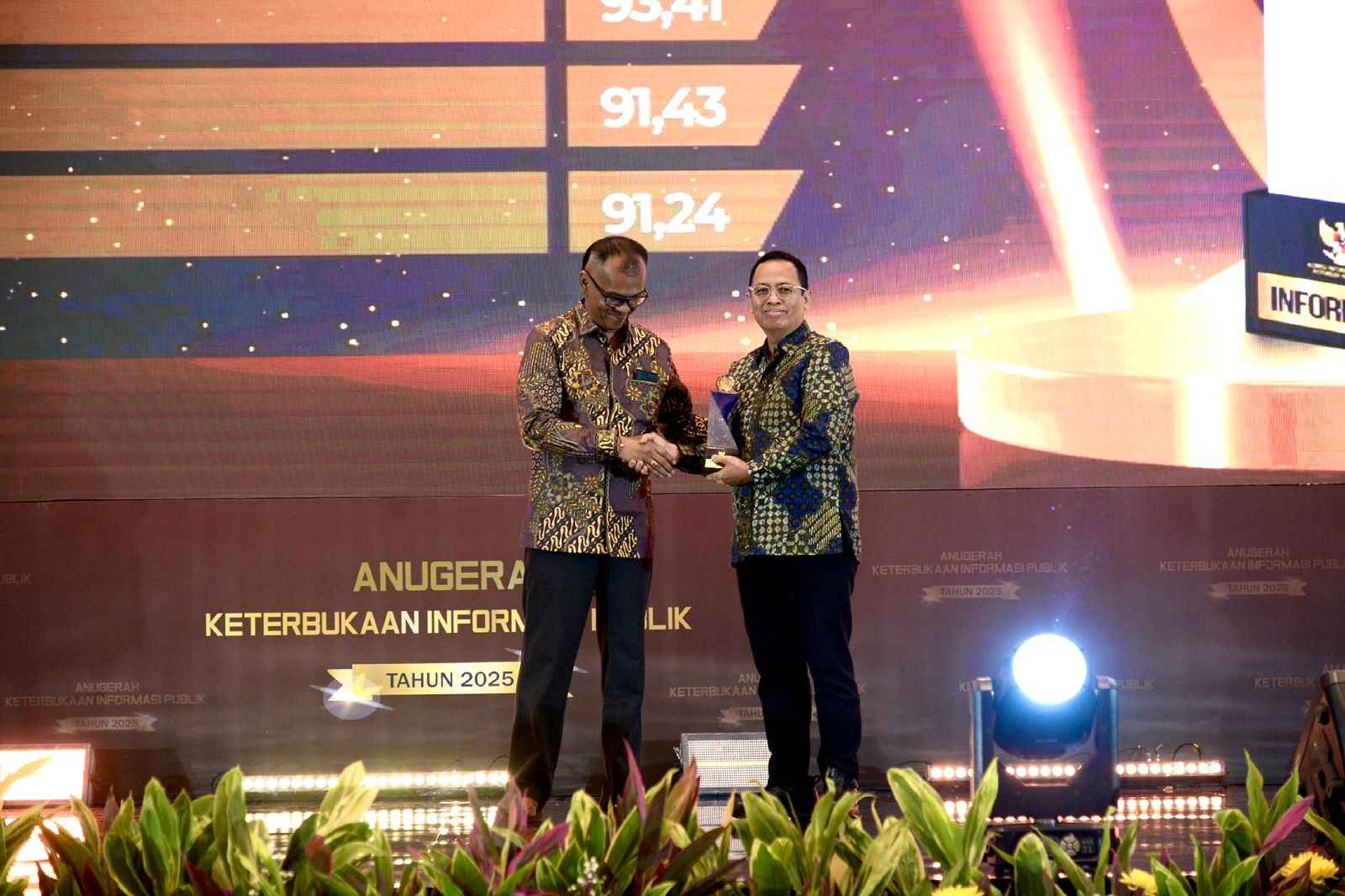 Anggota Bawaslu Puadi saat menerima kualifikasi Informatif sebagai badan publik dalam pelaksanaan monitoring dan evaluasi Keterbukaan Informasi Publik Tahun 2025 pada Senin (15/12/2025).