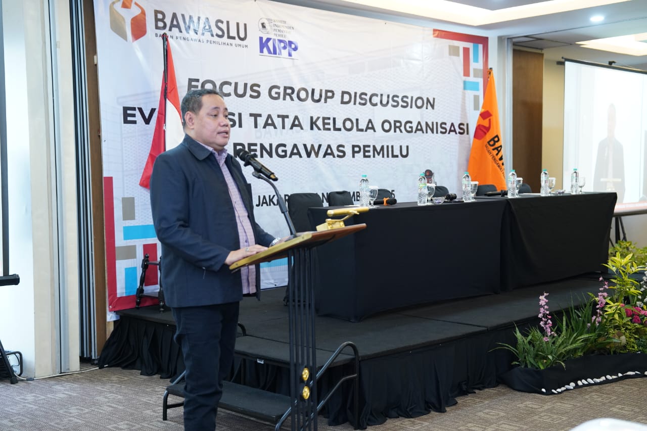 Anggota Bawaslu Herwyn JH Malonda dalam FGD Evaluasi Tata Kelola Organisasi Pengawas Pemilu pada Minggu (16/11/2025).