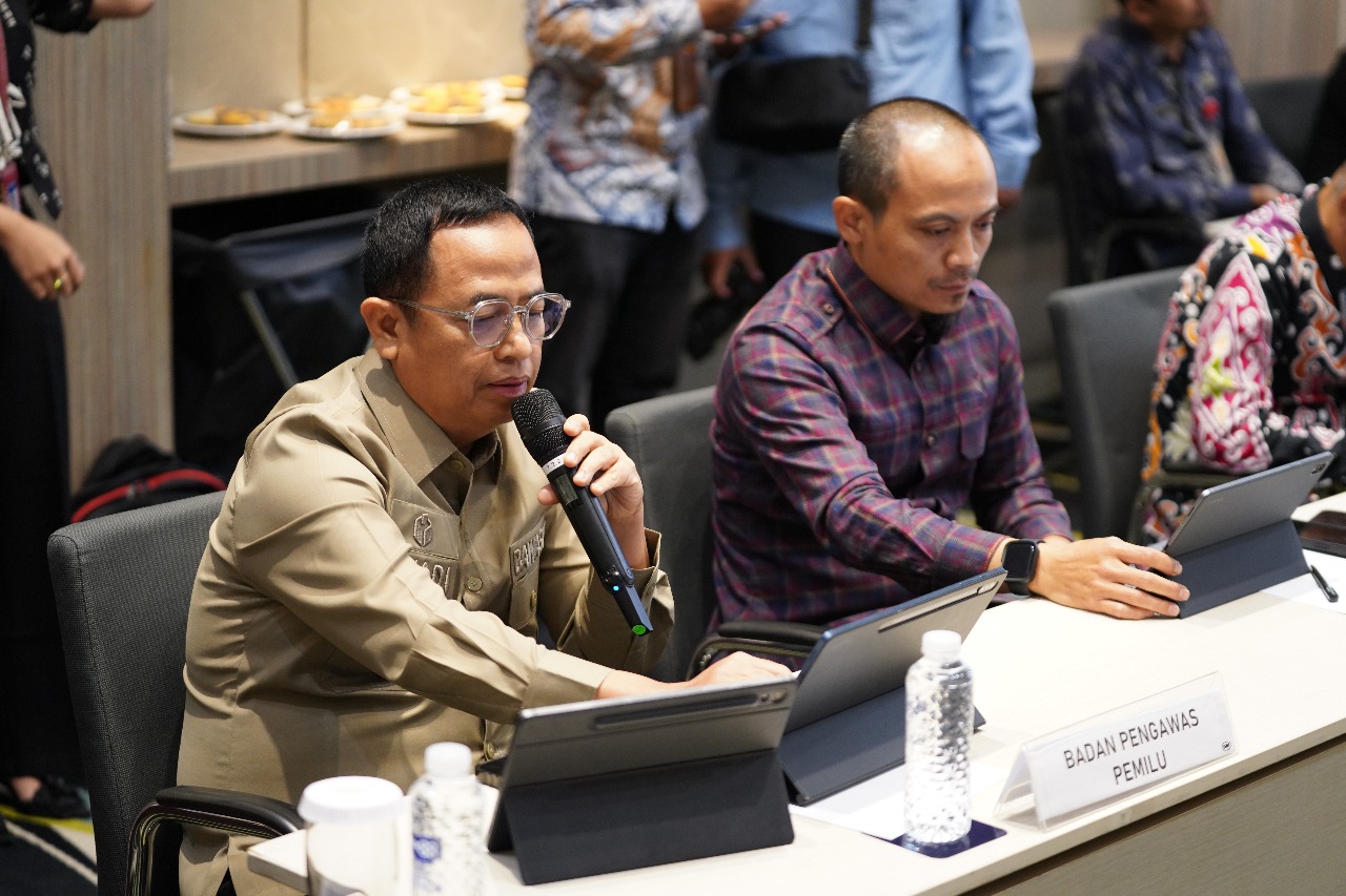 Anggota Bawaslu Puadi memberikan paparan pada kegiatan Presentasi Uji Publik Monitoring Evaluasi Keterbukaan Informasi Publik, Selasa (18/112025). Foto: Pemberitaan dan Publikasi Bawaslu RI