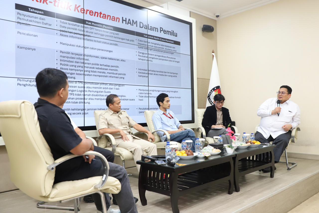Ketua Bawaslu Rahmat Bagja saat menghadiri diskusi publik yang digelar Koalisi Pewarta Pemilu dan Demokrasi (KPPDEM) bertajuk Menegakkan HAM dalam Pemilu dan Pemilihan di Media Center KPU, Jakarta, Rabu (19/11/2025).