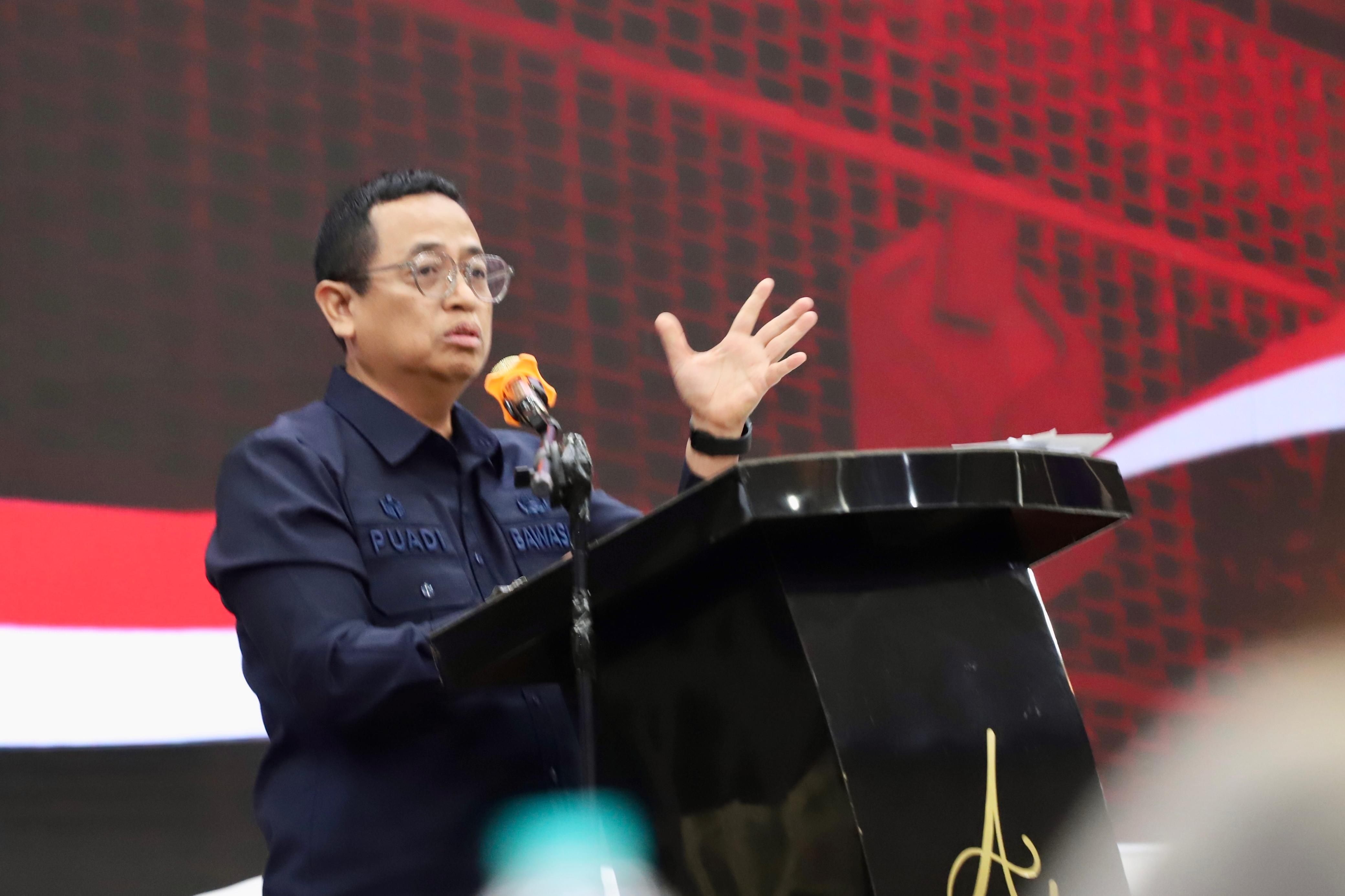 Anggota Bawaslu Puadi saat memberikan pengantar dalam talkshow Merajut Keadilan: Potret Penanganan Pelanggaran Pilkada 2024 di Bekasi, Senin (22/12/2025).