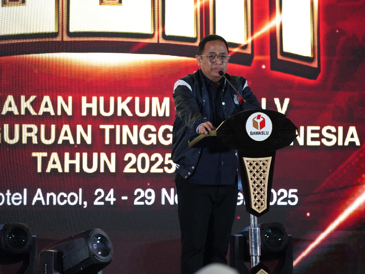 Anggota Bawaslu Puadi saat memberikan sambutan dalam Kompetisi Debat Penegakan Hukum Pemilu ke-V Antar Perguruan Tinggi se-Indonesia yang digelar di Jakarta, Selasa (25/11/2025). Foto: Pemberitaan dan Publikasi Bawaslu RI