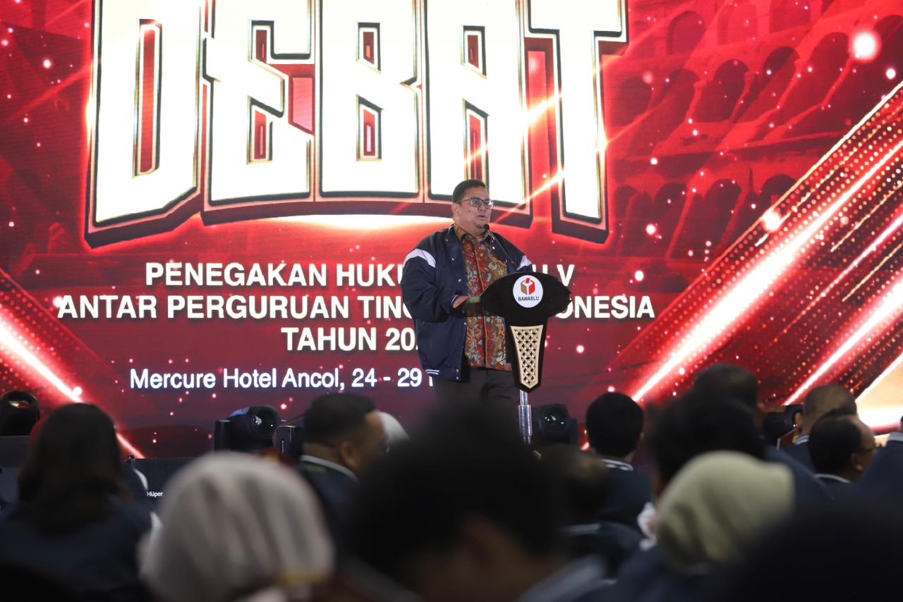 Ketua Bawaslu Rahmat Bagja saat membuka Kompetisi Debat Penegakan Hukum Pemilu ke-V Antar Perguruan Tinggi se-Indonesia yang digelar di Jakarta, Selasa (25/11/2025). Foto: Pemberitaan dan Publikasi Bawaslu RI
