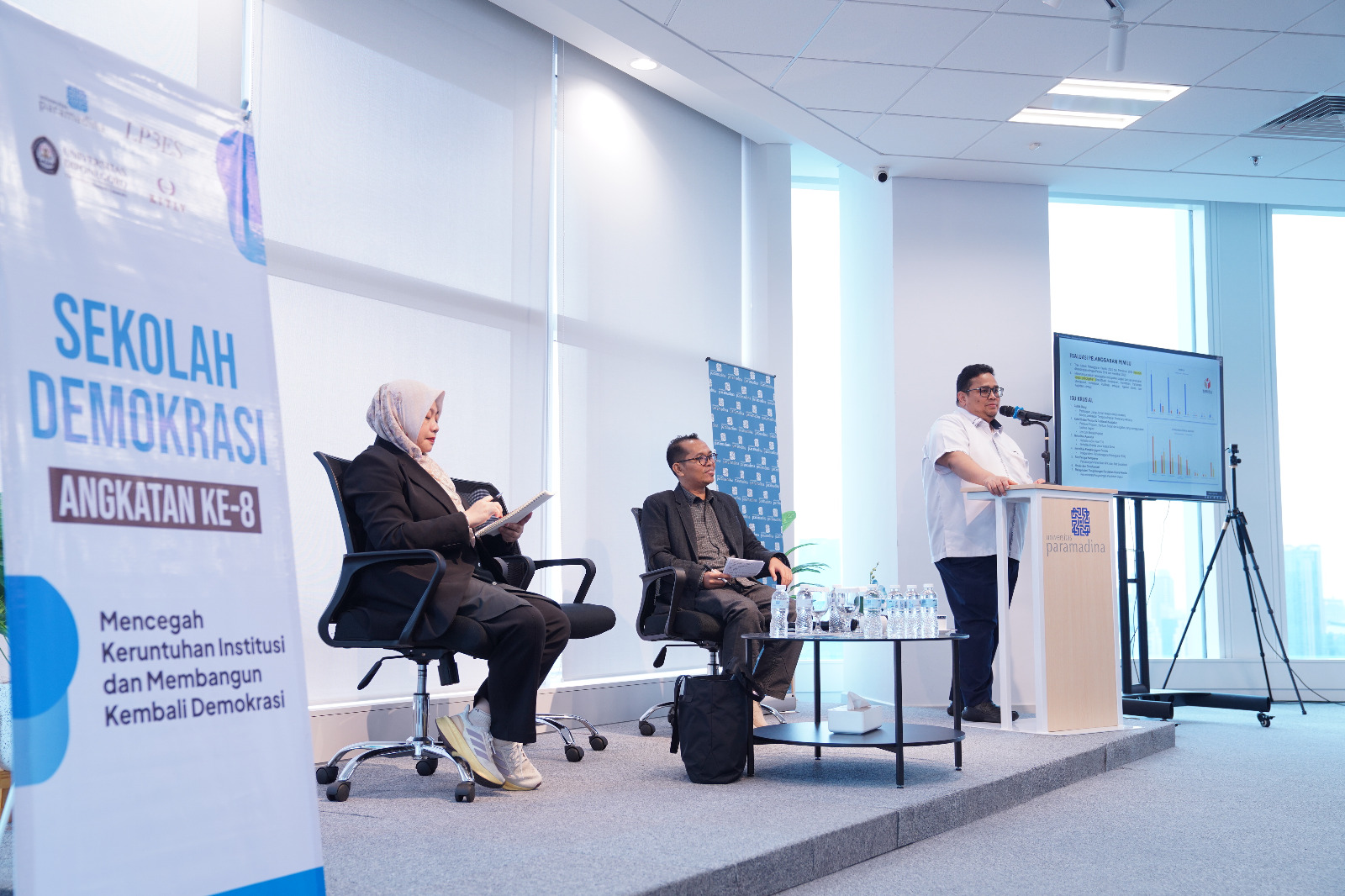 Ketua Bawaslu Rahmat Bagja (kanan) saat menjadi narasumber dalam Sekolah Demokrasi (Sekdem) VIII yang dilakasanakan di Universitas Paramadina, Jumat (28/11/2025).