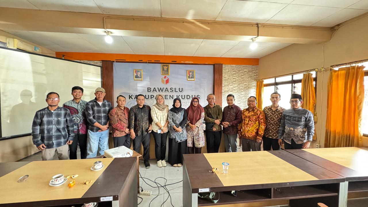 Anggota Bawaslu Jepara, Ali Purnomo dan Khomaru Zaman, menghadiri kegiatan Penguatan Kelembagaan Pengawas Pemilu dalam Peningkatan Publikasi Lembaga, Pengelolaan Data Informasi dan Persiapan Pengawasan Pemutakhiran Data Pemilih Berkelanjutan (PDPB) Triwulan ke IV serta Evaluasi Pengawasan Partisipatif Bawaslu Kabupaten Kota Tahun 2025.