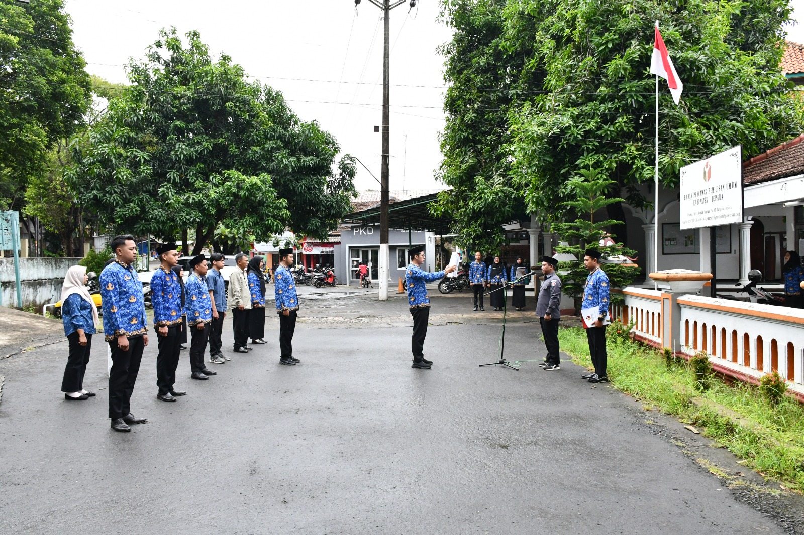 Sujiantoko Ketua Bawaslu Kabupaten Jepara menjadi Pembina dalam upacara peringatan Hari Ulang Tahun (HUT) KORPRI ke-54 Tahun 2025