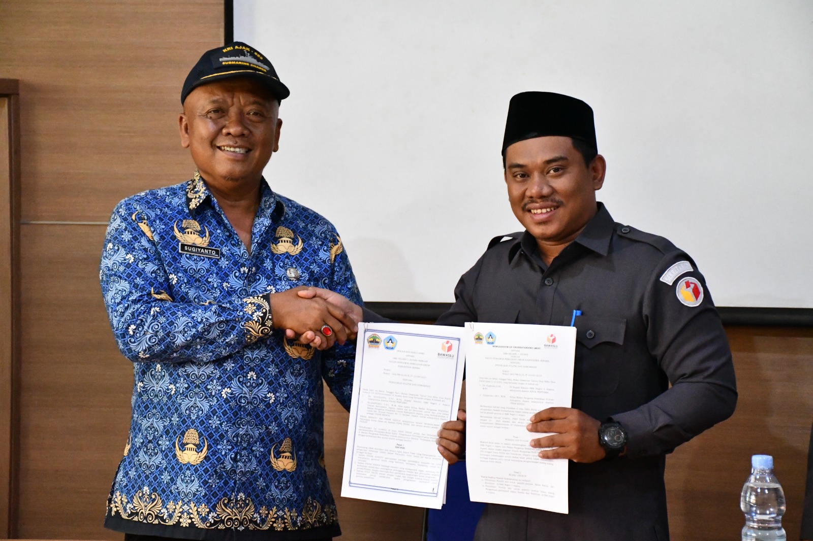 Ketua Bawaslu Jepara, Sujiantoko, S.H.I., MM, dan Kepala Sekolah SMKN 2 Jepara, Dr. Sugiyanto, S.Pd., M.Pd melakukan penandatanganan Memorandum of Understanding (MoU)