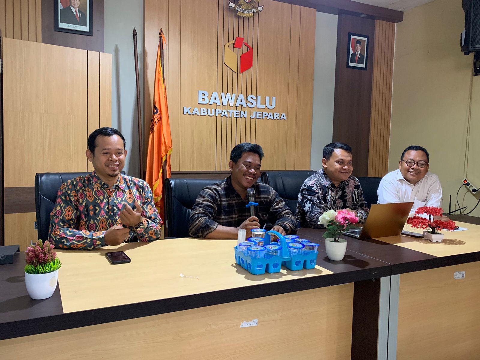 Pimpinan dan Staf sekretariat Bawaslu Kabupaten Jepara melaksanakan Rapat Koordinasi Penyusunan Daftar Inventarisasi Masalah (DIM)