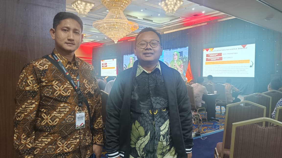 Kordiv Penanganan Pelanggaran dan Data Informasi Khomaru Zaman dan Koordinator Sekretariat Bawaslu Jepara Abdul Ghofur menghadiri Gakkumdu Award 2025 dengan tema “Tiga Unsur, Satu Nafas Demokrasi: Sinergi Penegakan Hukum Pemilu yang Profesional, Transparan, dan Berintegritas” yang diselenggarakan oleh Bawaslu Republik Indonesia