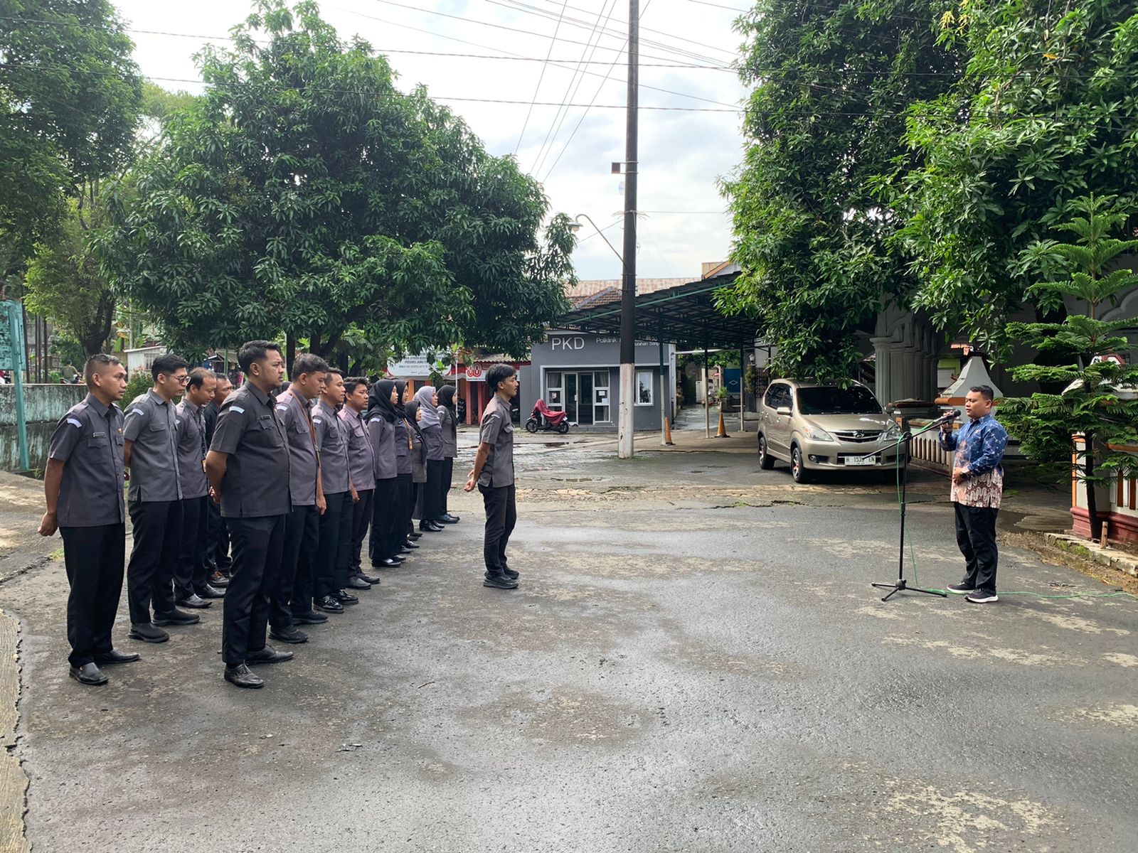Anggota Bawaslu Jepara Shohibul Habib sebagai pembina dalam apel pagi rutin bersama jajaran staf di halaman kantor Bawaslu Jepara