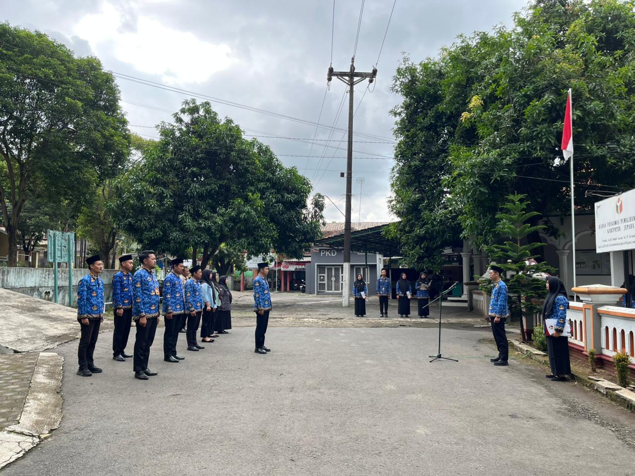 Badan Pengawas Pemilihan Umum (Bawaslu) Kabupaten Jepara menggelar upacara pengibaran bendera dalam rangka memperingati Hari Ibu ke-97 Tahun 2025