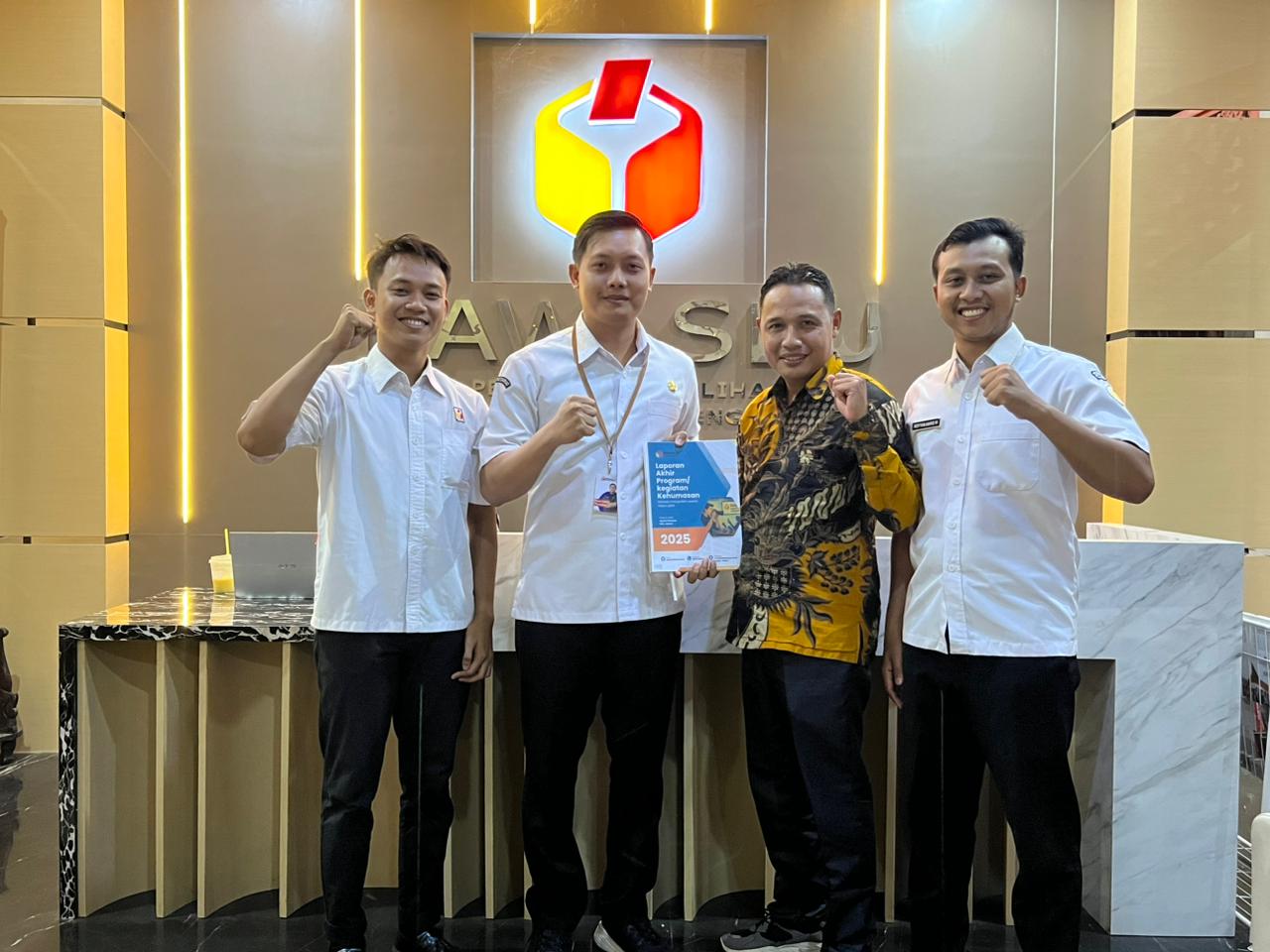 Keterangan foto: Koordinator Divisi Pencegahan, Partisipasi Masyarakat, dan Hubungan Masyarakat (Humas) Bawaslu Jepara, Ali Purnomo saat menyampaikan laporan Humas kepada Kepala Bagian Hukum, Humas, Data, dan Informasi (Datin) Bawaslu Jawa Tengah, Bayu Permana di kantor Bawaslu Jawa Tengah, Rabu (24/12/25).