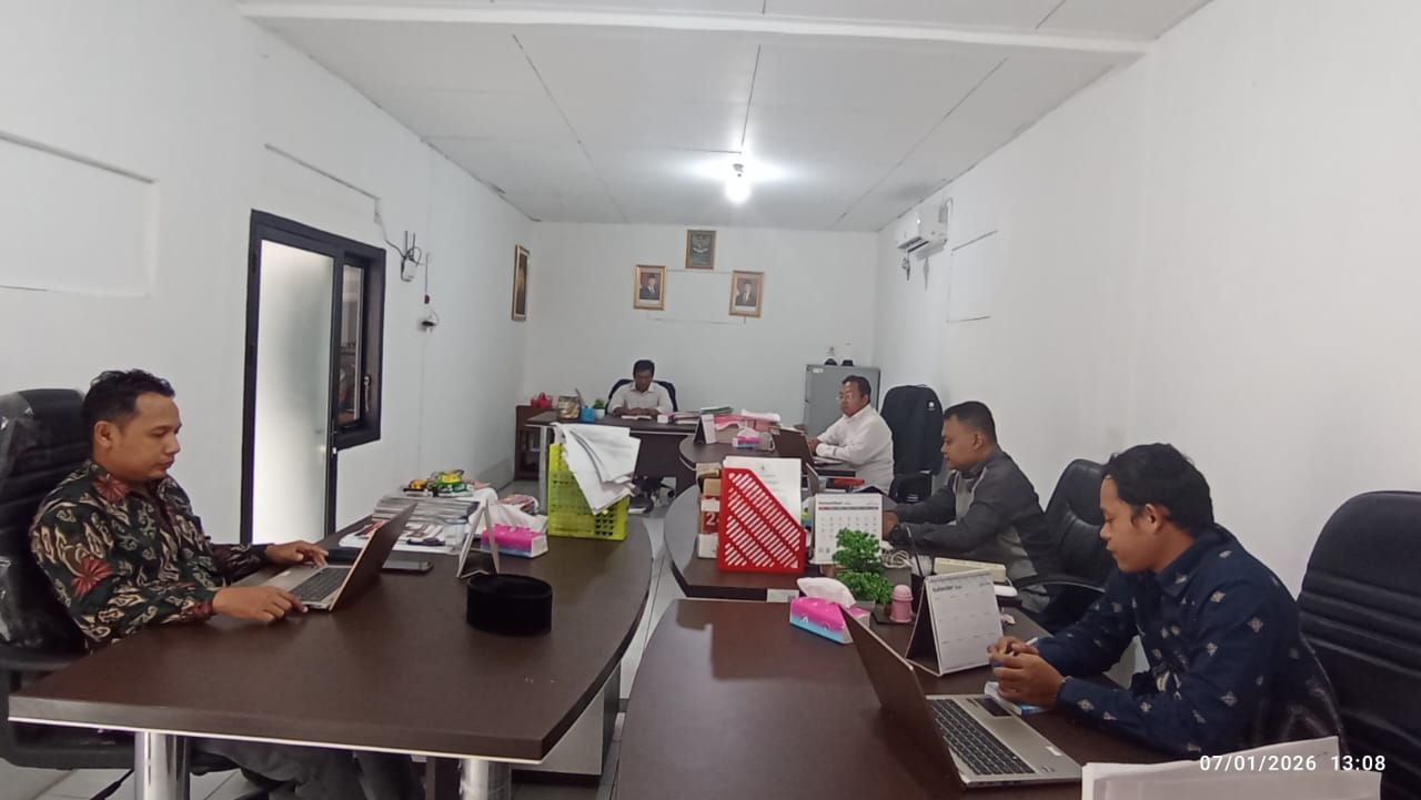 Pimpinan Bawaslu Kabupaten Jepara melaksanakan Rapat Pleno Mingguan di Ruang Komisioner Kantor Sekretariat Bawaslu Kabupaten Jepara