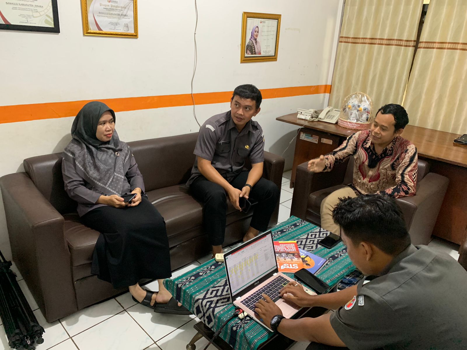 Koordinator Divisi Sumber Daya Manusia, Organisasi, dan Diklat (SDMO dan Diklat) Bawaslu Kabupaten Jepara, Khoirul Abidin, melaksanakan Rapat Penyusunan Agenda Kerja Sumber Daya Manusia Tahun 2026 bersama staf sekretariat