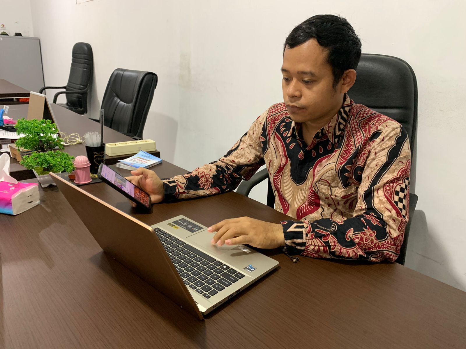 Anggota Bawaslu Kabupaten Jepara, Khoirul Abidin, bersama jajaran sekretariat mengikuti Rapat Pembahasan Rencana Anggaran Belanja (RAB) Bawaslu Kabupaten/Kota Tahun Anggaran 2026 yang diselenggarakan secara daring melalui Zoom Meeting