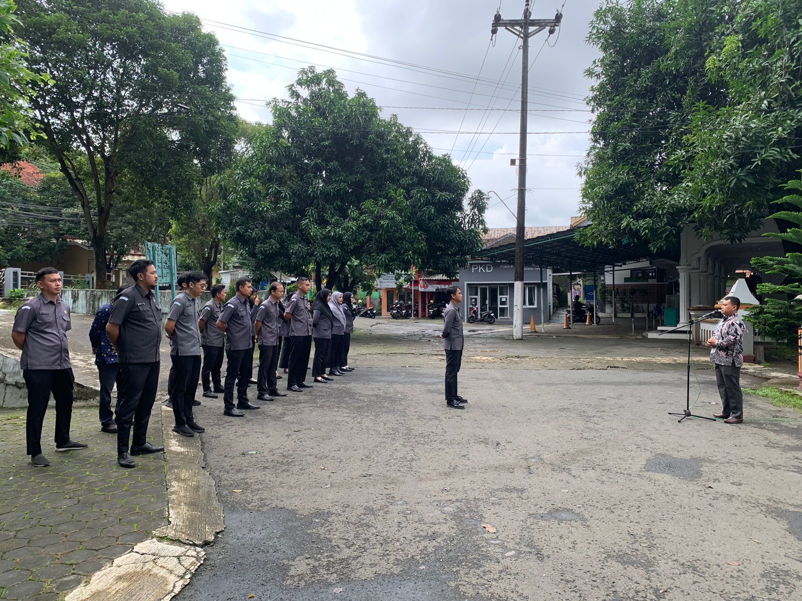 Anggota Bawaslu Jepara Shohibul Habib sebagai pembina dalam apel pagi rutin bersama jajaran staf di halaman kantor Bawaslu Jepara