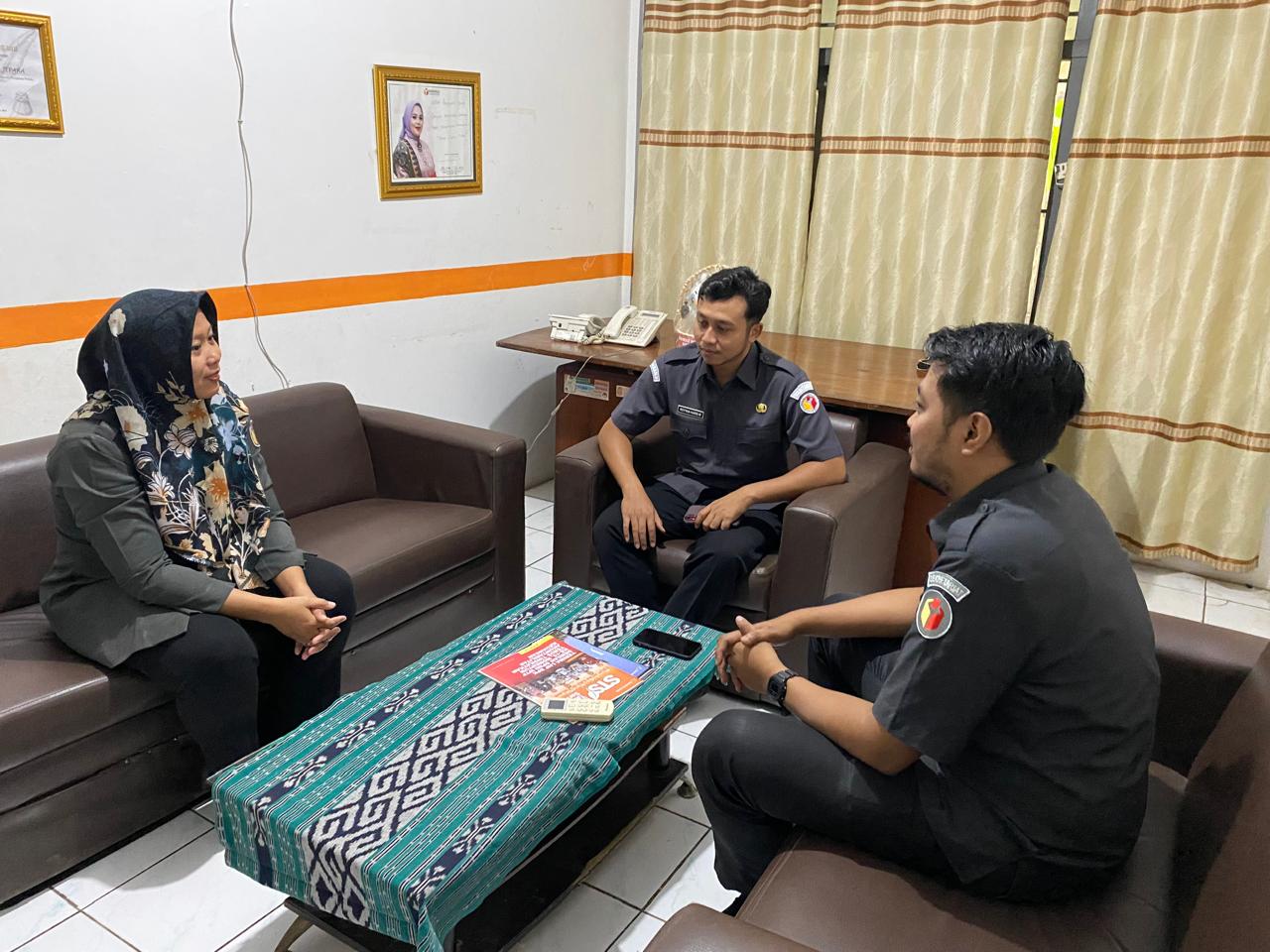 Divisi Hubungan Masyarakat Bawaslu Kabupaten Jepara melaksanakan rapat internal untuk membahas strategi dan penguatan pelaksanaan tugas kehumasan selama tahun 2026