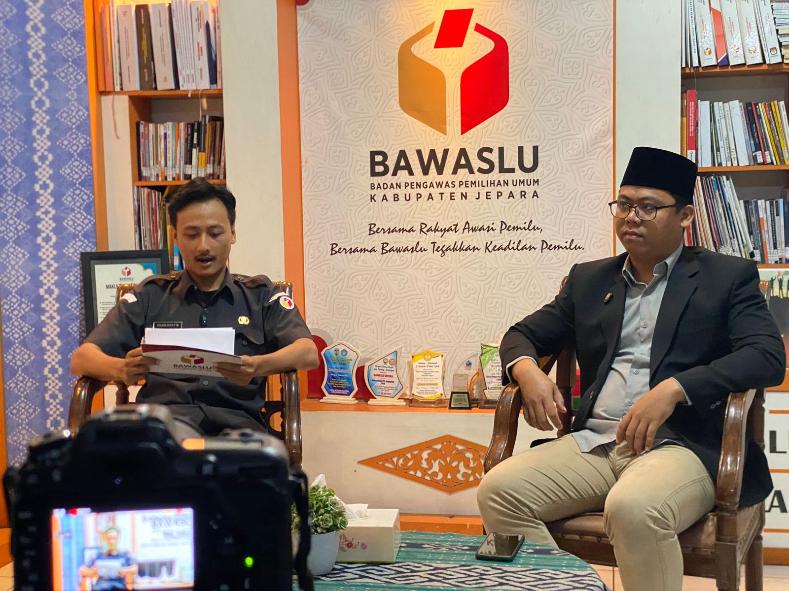 Gani Rizky Muhammad, staf Bawaslu Kabupaten Jepara selaku host, dengan menghadirkan narasumber Muhammad Lukman Ihsanuddin, dosen UIN Sunan Kudus dalam proses pembuatan podcast Bawaslu Menyapa.