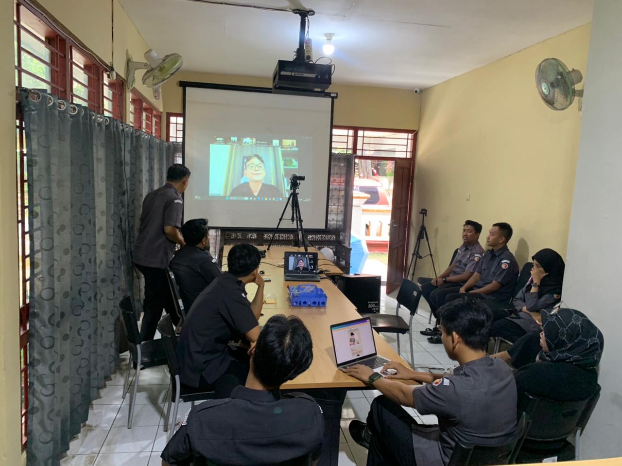 Seluruh staf Bawaslu Kabupaten Jepara mengikuti kegiatan sosialisasi pelaporan Surat Pemberitahuan Tahunan (SPT) melalui aplikasi Coretax yang dilaksanakan secara daring (Zoom Meeting) di Gedung B Bawaslu Jepara.