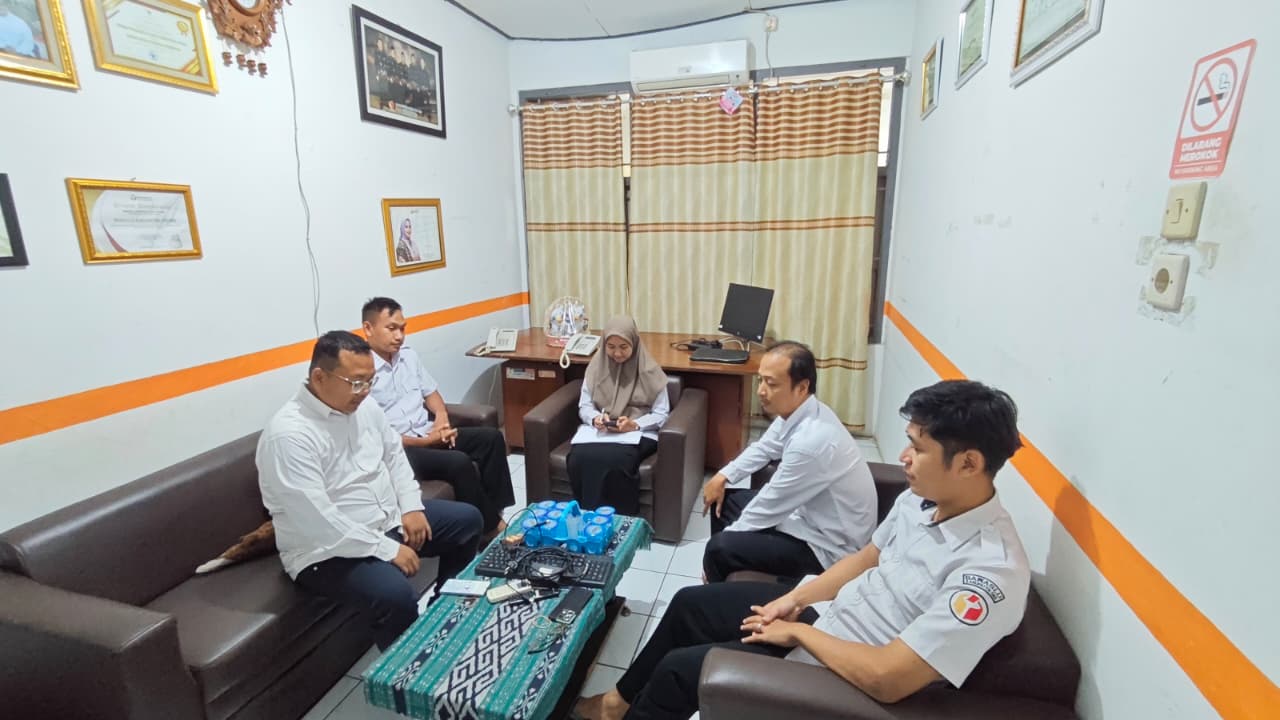 Koordinator Divisi Penanganan Pelanggaran, Data dan Informasi, Khomaru Zaman beserta staf PP Datin (Aji Susanto, Misbakhus Sholikin, Wahidatun Khoirunnisa, Subehan Edi Susilo) melaksanakan Rapat Internal Divisi.