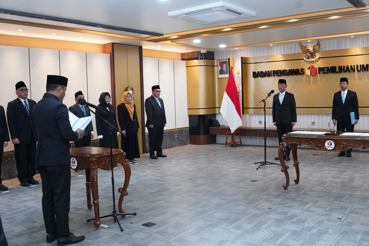 Sekretaris Jenderal Bawaslu Ferdinand Eskol Tiar Sirait saat memberi arahan usai pelantikan di kantor Bawaslu, Jumat, (13/2/2026).