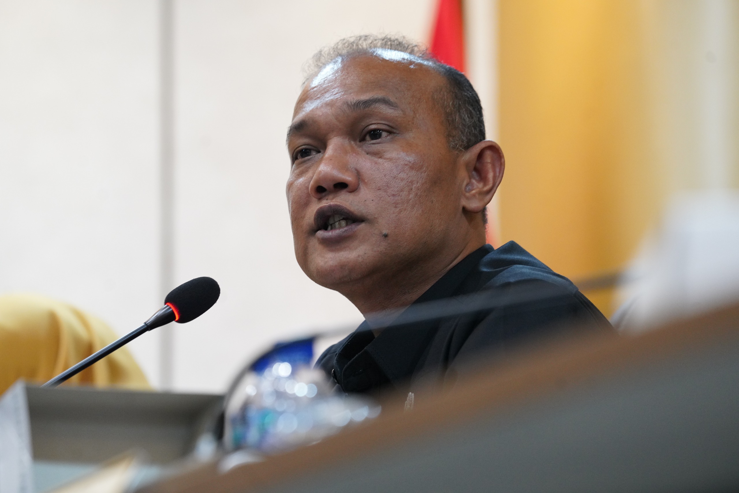 Sekretatis Jendral Bawaslu Ferdinand Eskol Tiar Sirait saat rapat bersama tim kerja yang dilaksanakan di kanto Bawaslu pada Selasa (27/01/2026).