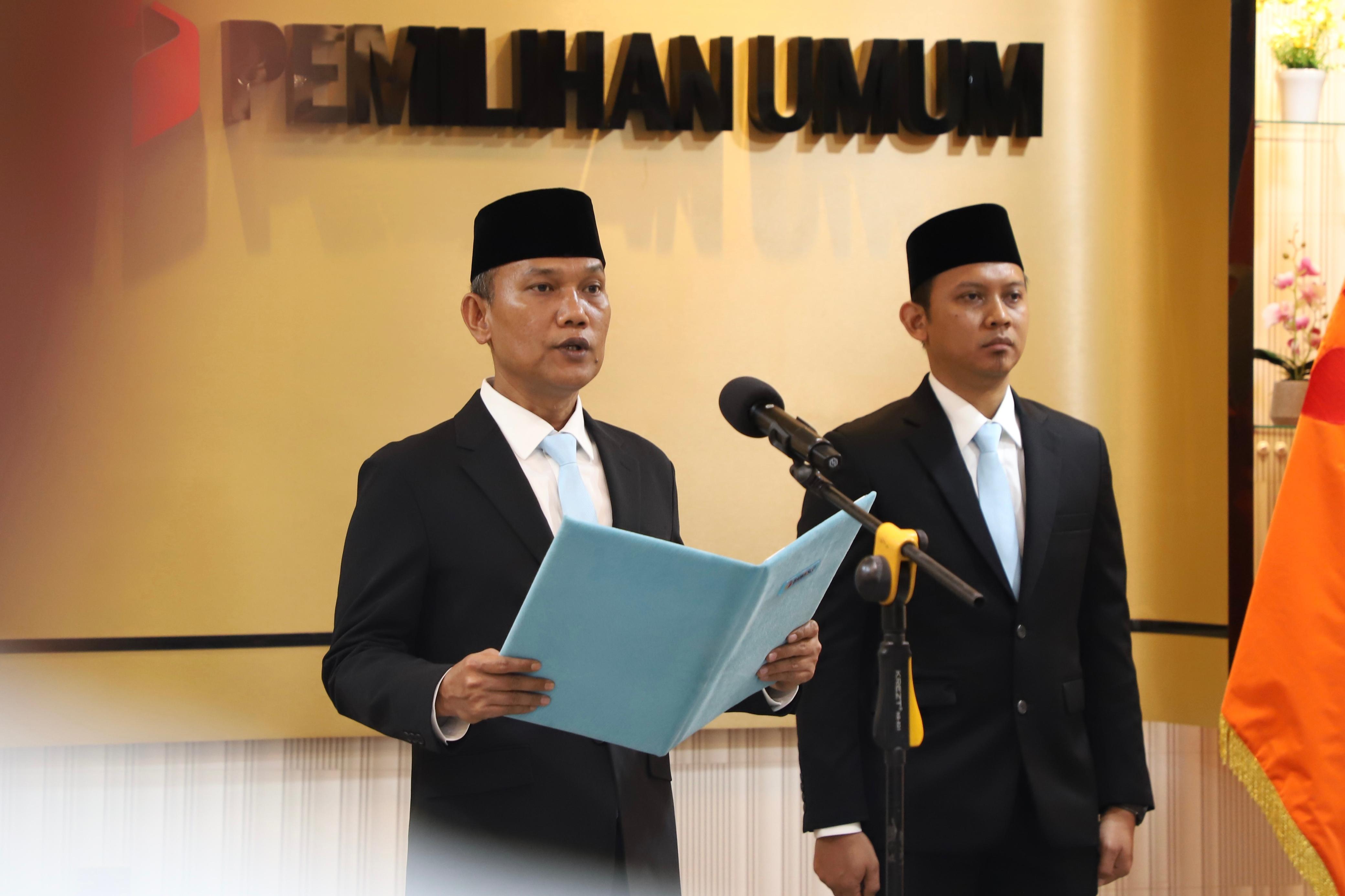 Sekretaris Jenderal (Sekjen) Bawaslu Ferdinand Eskol Tiar Sirait saat melantik 243 pejabat administrasi dan 55 pejabat fungsional di lingkungan Bawaslu seluruh Indonesia, Jumat (6/2/2026)