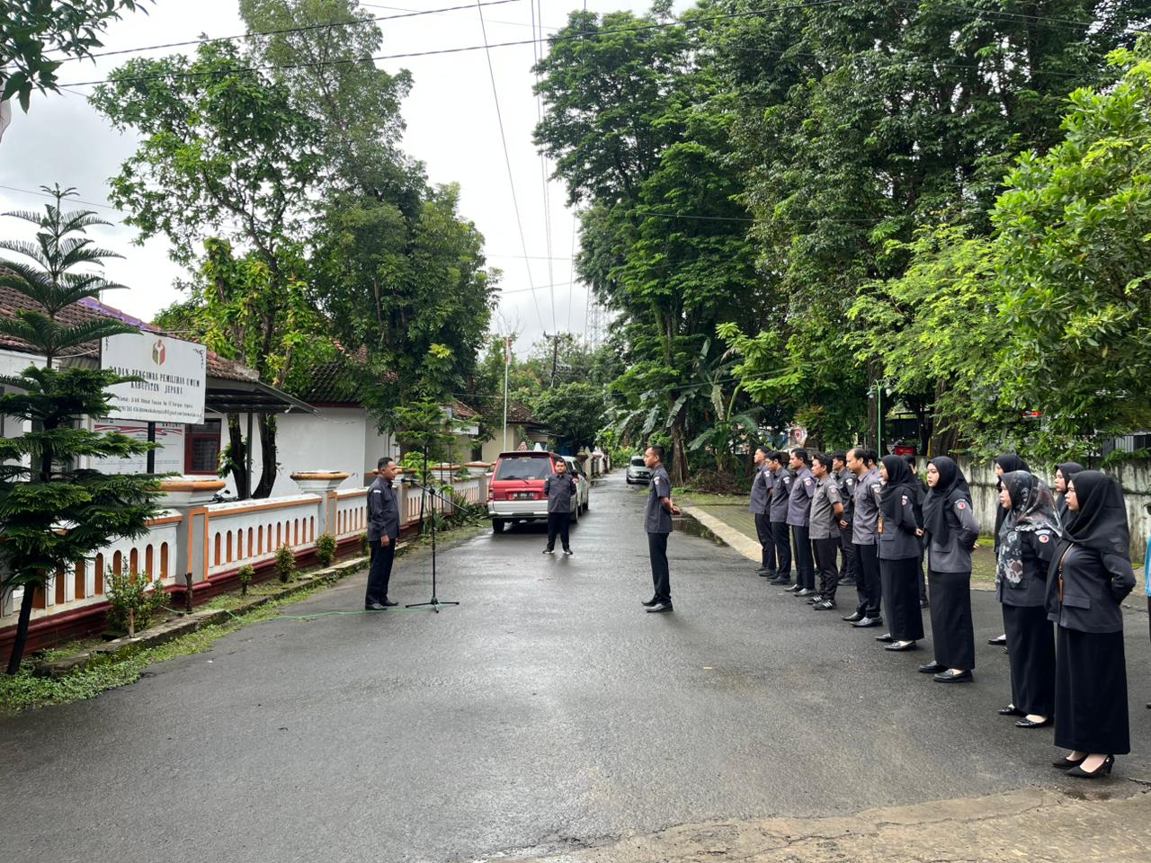 Anggota Bawaslu Jepara Ali Purnomo sebagai pembina dalam apel pagi rutin bersama jajaran staf di halaman kantor Bawaslu Jepara