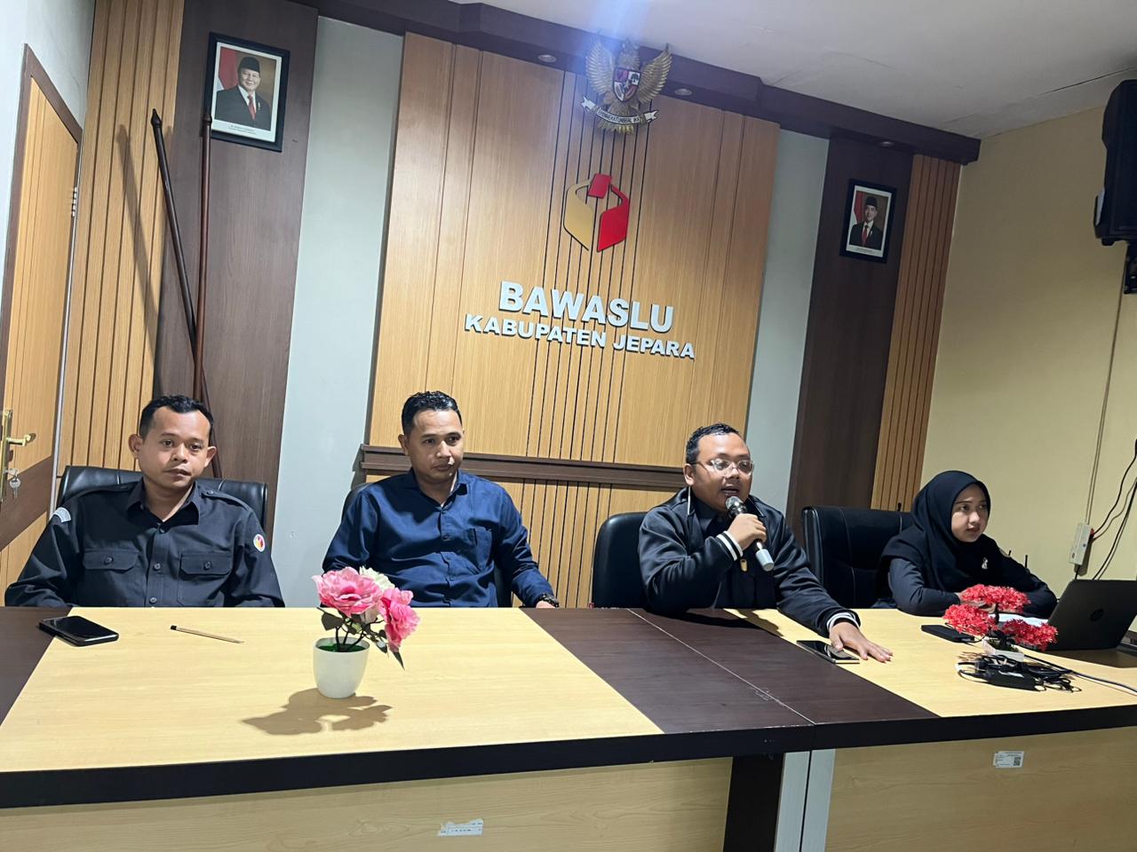 Khoirul Abidin Kordiv SDM dan Diklat, Ali Purnomo Kordiv Pencegahan, Parmas, Humas, Khomaru Zaman Kordiv PP Datin, dan Wahidatun Khoirunnisa Staf Datin dalam kegiatan knowledge sharing dengan tema Keterbukaan Informasi Publik dalam Penyelenggaraan Pemilu di Bawaslu Jepara.